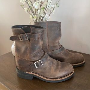 Custom-made leather Dayton boots